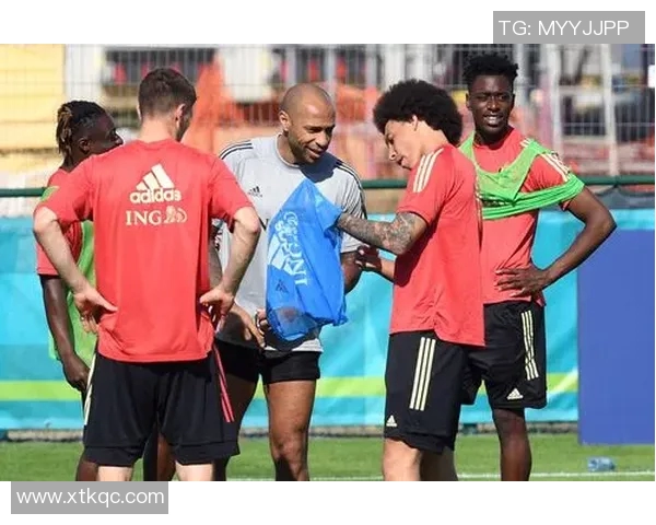 足球明星们的魅力与挑战：经常勃起背后的故事与影响